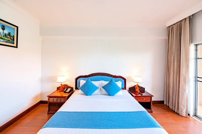 DELUXE KING ROOM